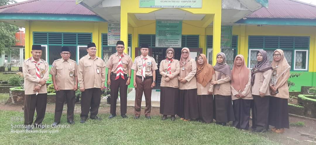 MTsN 2 TEBO PERINGATI HARI PRAMUKA 