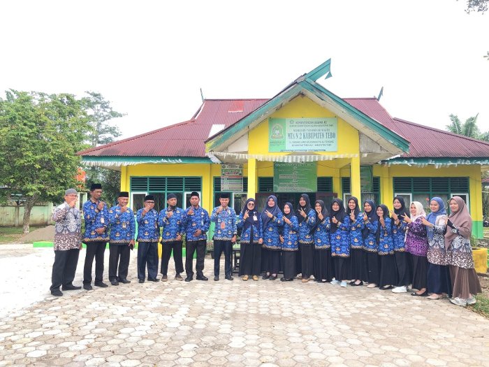 MTsN 2 Tebo Gelar Upacara Khidmat Peringati Hari Kesaktian Pancasila