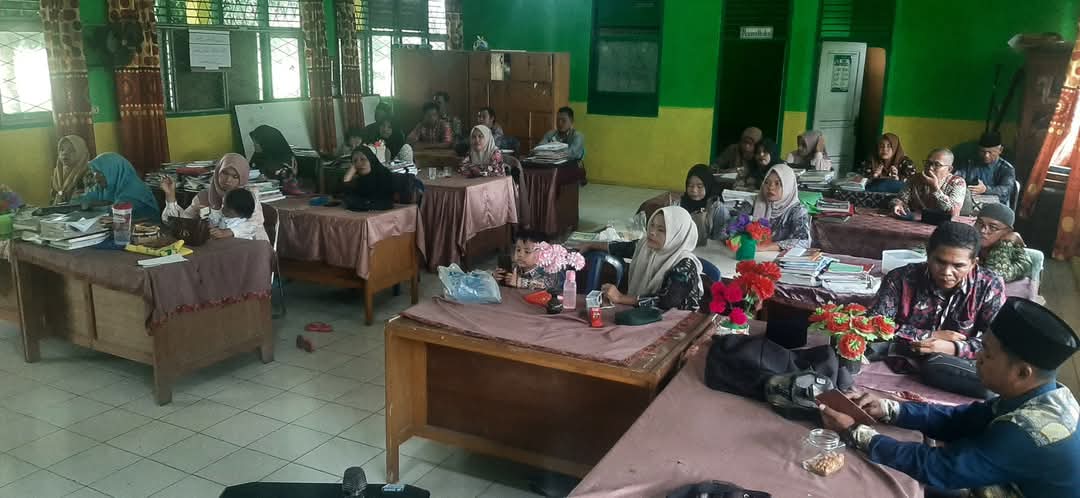 RAPAT KOORDINASI, EVALUASI DAN SILATURAHMI KEPALA MADRASAH, KAUR TU, PENDIDIK DAN TENAGA KEPENDIDIKAN MTSN 2 TEBO DIGELAR PENUH KEAKRABAN DAN KOMITMEN