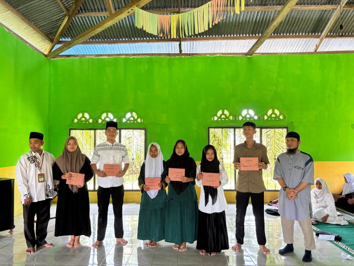 Pembagian Hadiah Perlombaan Evaluasi Pesantren Kilat di MTs  Negeri 2 Tebo