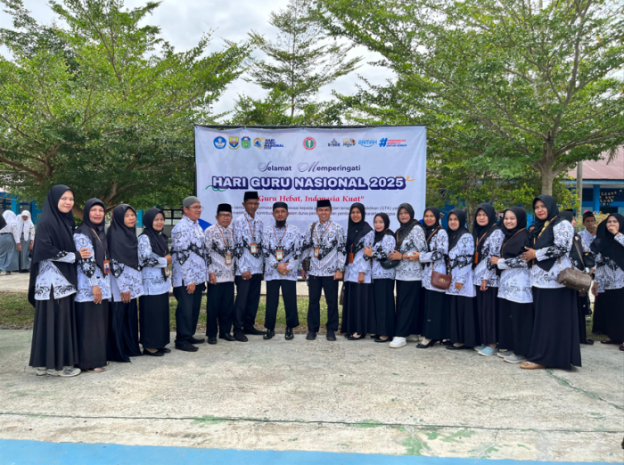 Guru MTsN 2 Tebo Meriahkan Peringatan HGN dan HUT PGRI di SMAN 1 Tebo