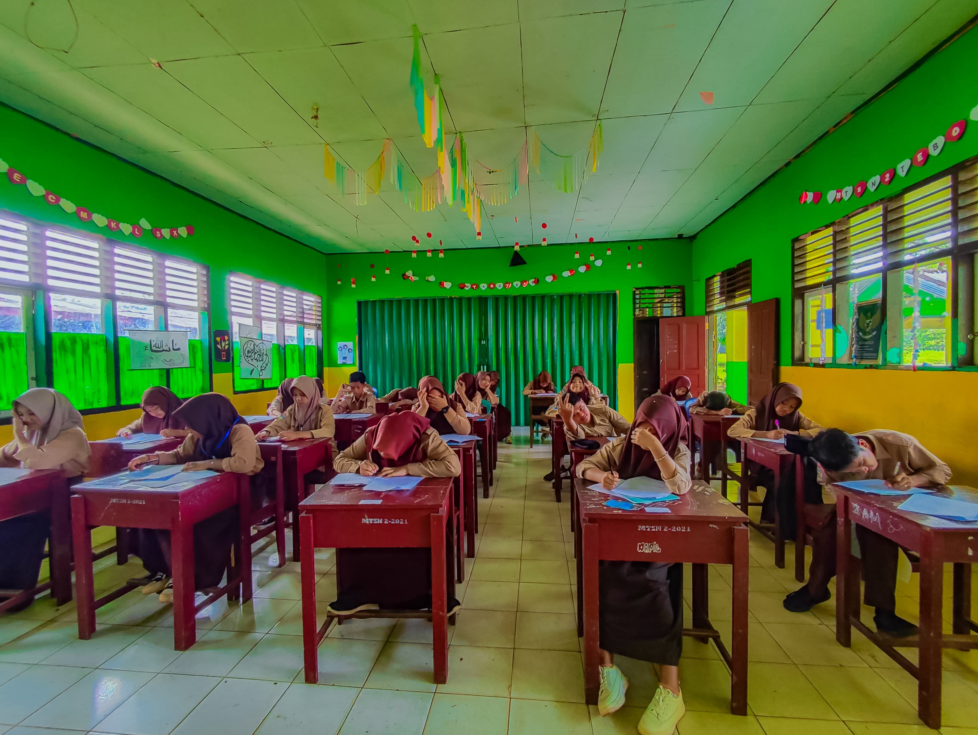 PELAKSANAAN ASESMEN SUMATIF HARI PERTAMA DI MTSN 2 TEBO: SUKSES DAN LANCAR