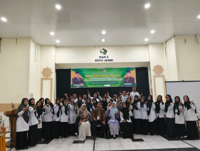 Dua Guru MTs Negeri 2 Tebo Ikuti Bimbingan Teknis Peningkatan Kompetensi Guru SKI di MAN 2 Kota Jambi