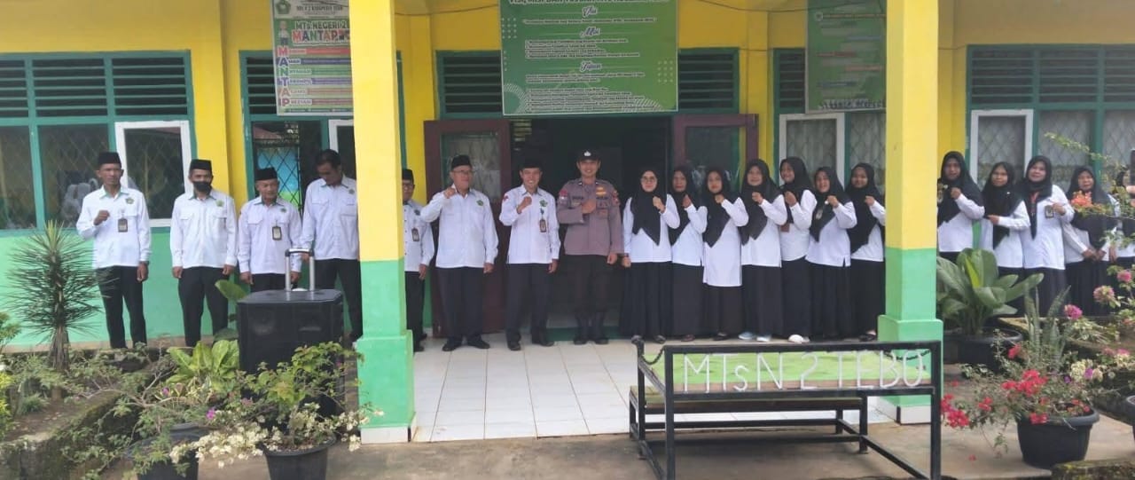 Sinergi Polisi dan Sekolah: MTsN 2 Tebo Gelar Upacara Bendera Bersama Polsek Tebo Ulu