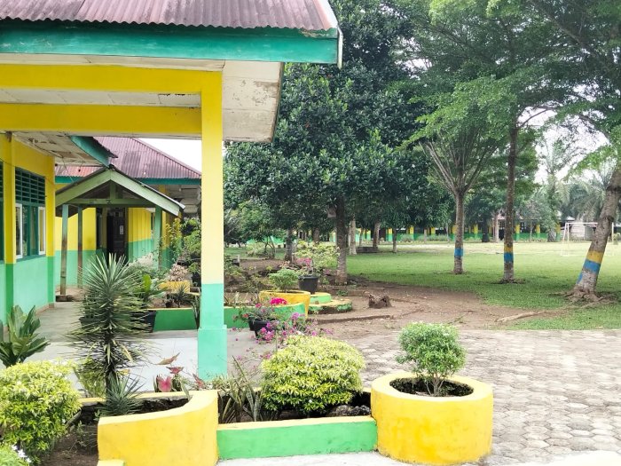 Ciptakan Lingkungan Nyaman, MTsN 2 Tebo Gelar Kegiatan Bersih-Bersih Lingkungan Sekolah Sebelum Masuk Kelas