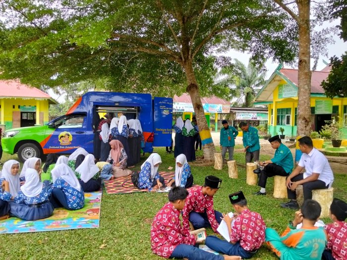 Perpustakaan Keliling Sambangi MTs Negeri 2 Tebo, Disambut Antusias Siswa dan Para Guru Madrasah