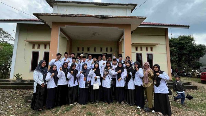 PTK MTs  Negeri 2 Tebo Jalin Silaturahmi melalui Halal Bihalal ke Rumah Guru