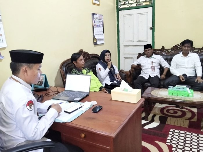 Perkuat Koordinasi dan Disiplin, Kepala MTs Negeri 2 Tebo Pimpin Pertemuan Pagi Bersama Staf TU