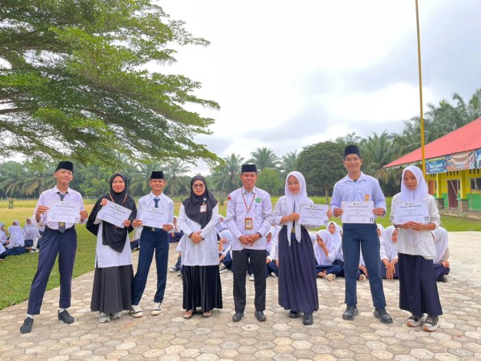 Penuh Semangat Pemuda! MTsN 2 Tebo Bagikan Hadiah Lomba Sumpah Pemuda ke-97