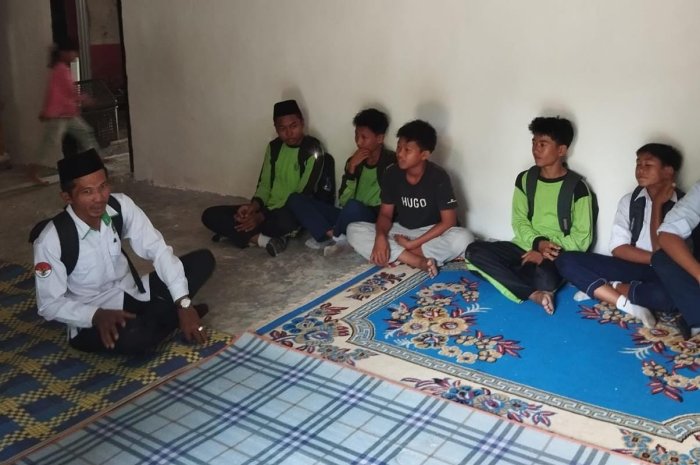 Penanaman Karakter Peduli Sesama, Siswa MTs  Negeri 2 Tebo Bersama Wali Kelas Kunjungi Teman yang Sakit