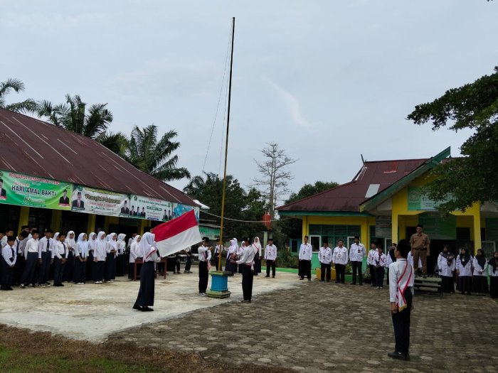 MTs  Negeri 2 Tebo Laksanakan Upacara Bendera, Dipimpin Kepala Puskesmas Tebo Ulu
