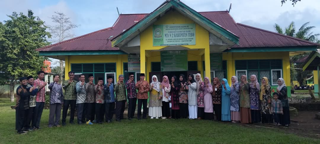 APEL HARI PERTAMA PASCA IDUL FITRI DI MTSN 2 TEBO BERLANGSUNG KHIDMAT DAN PENUH SEMANGAT