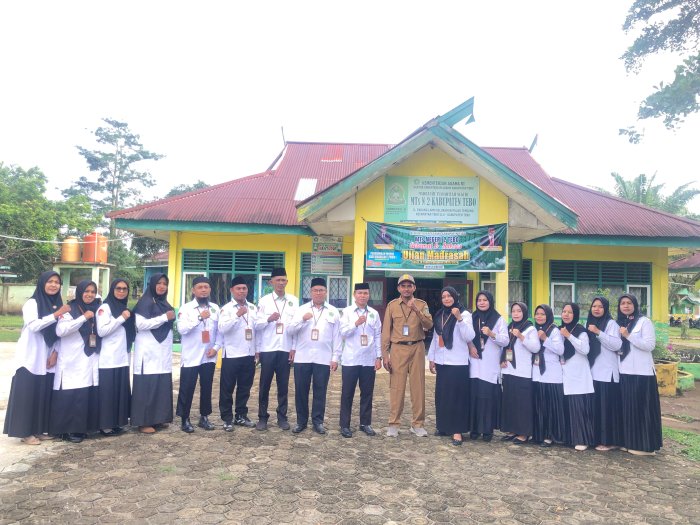 Upacara Spesial MTs Negeri 2 Tebo, Koordinator Balai Penyuluh KB Jadi Pembina Upacara Upacara Spesial MTs Negeri 2 Tebo, Koordinator Balai Penyuluh KB Jadi Pembina Upacara