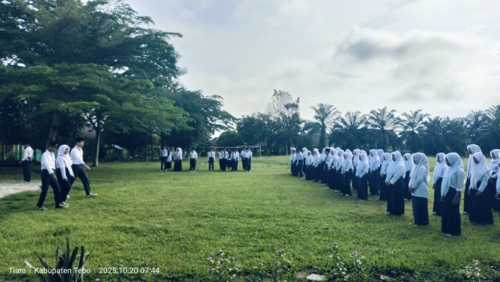 MTsN 2 Tebo Gelar Upacara Bendera Hari Senin dengan Khidmat