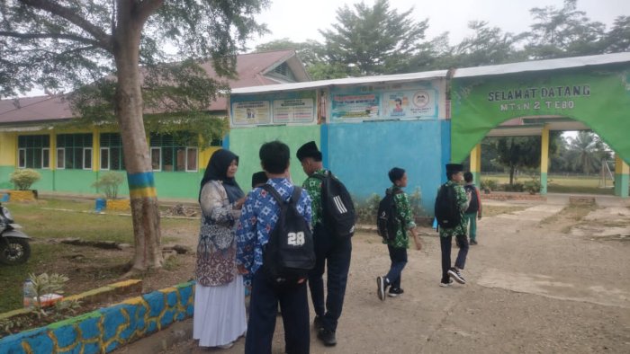 Pembiasaan Pagi di MTsN 2 Tebo: Guru Piket Sambut Siswa dengan Salam dan Senyum Setiap Hari