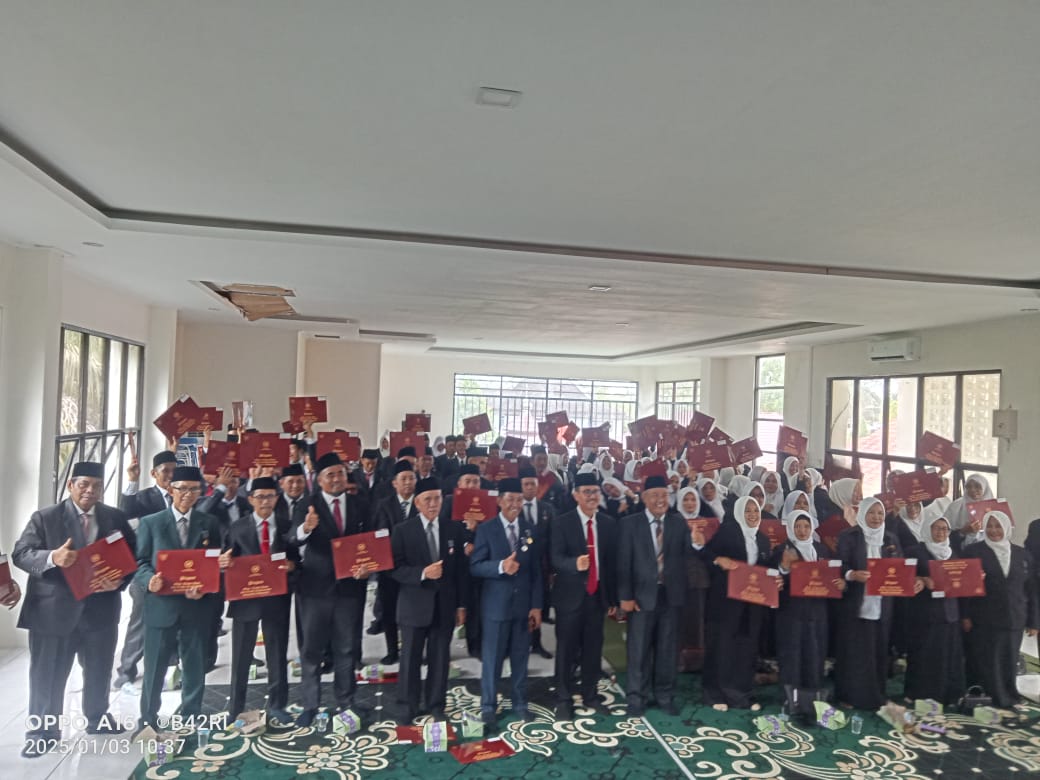 PENGHARGAAN SETYA LENCANA, GURU MTSN 2 TEBO TERIMA PENGHORMATAN ATAS DEDIKASI DAN PENGABDIANNYA