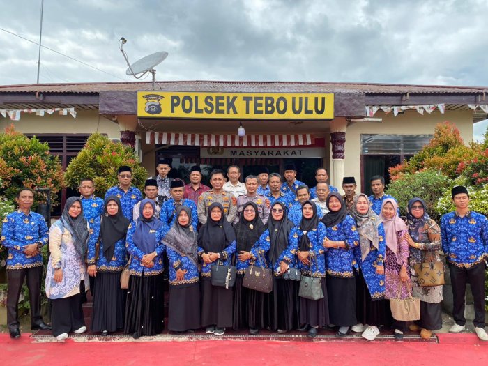 Guru MTs  Negeri 2 Tebo Menghadiri Sosialisasi Penyuluhan Hukum di Polsek Tebo