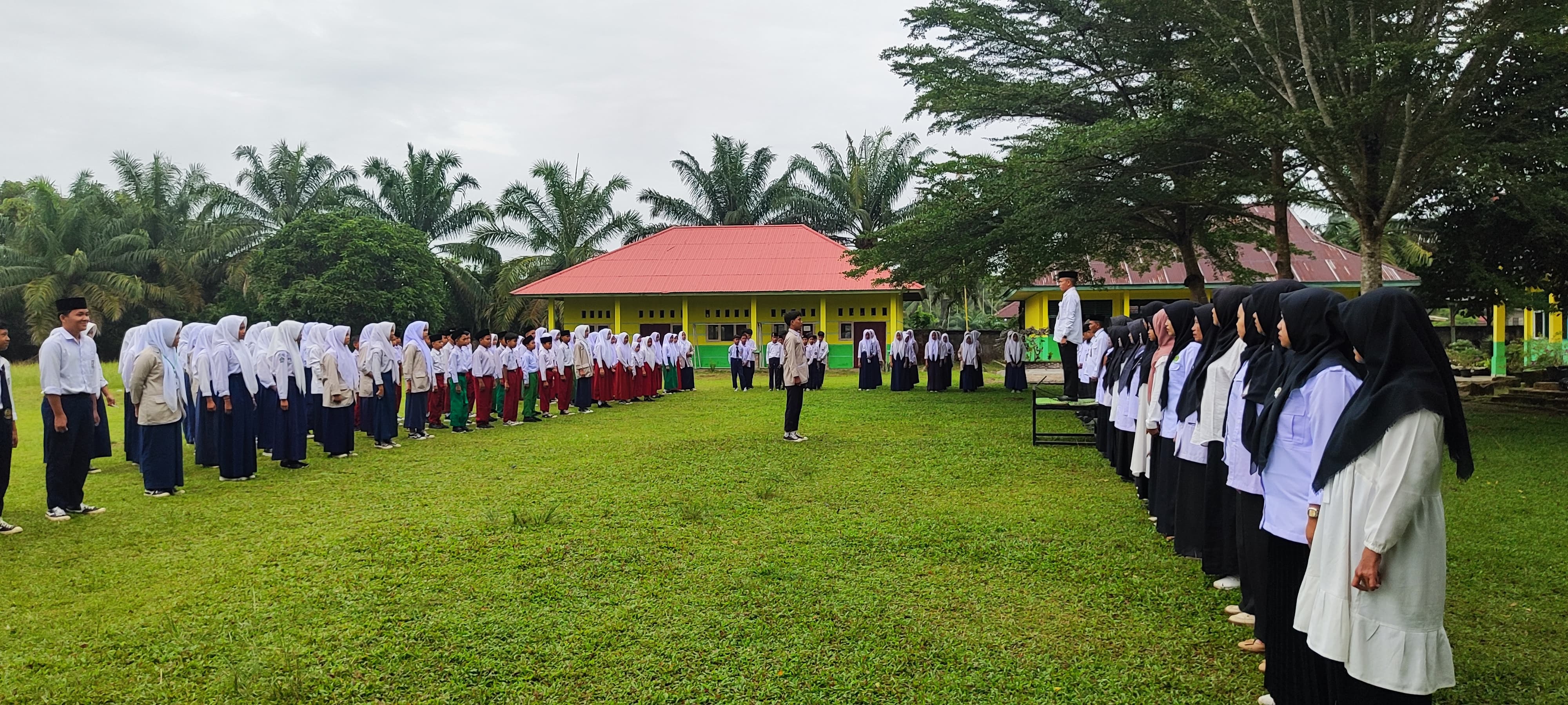 SAMBUT SISWA BARU, MTSN 2 TEBO LAKSANAKAN APEL PEMBUKAAN MATSAMA