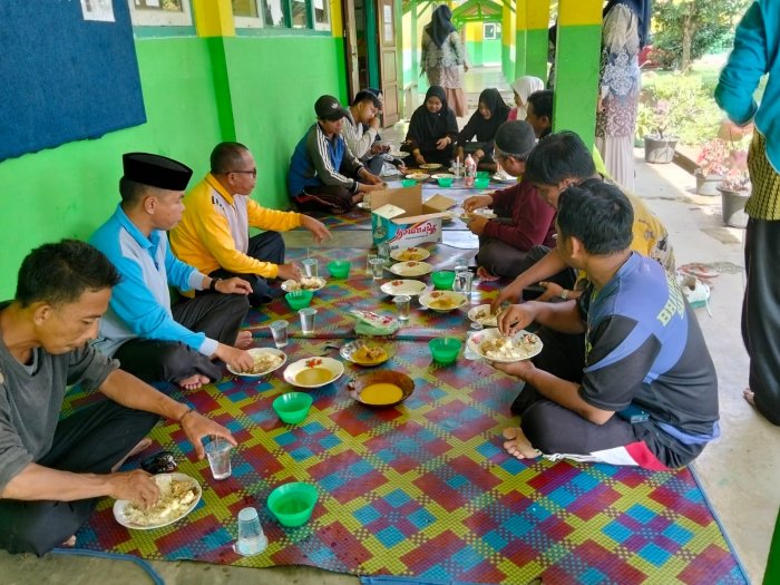 Guru dan Staf MTs Negeri 2 Tebo Makan Bersama Usai Kegiatan Gotong Royong
