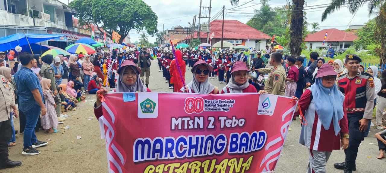 TAMPIL ENERGIK, DRUMBAND GITA BUANA MTSN 2 TEBO SEMARAKKAN FESTIVAL HUT RI KE-80 DI KABUPATEN TEBO 