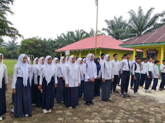 Penyerahan SKL Siswa Kelas IX MTs  Negeri 2 Tebo Tahun Ajaran 2025/2026