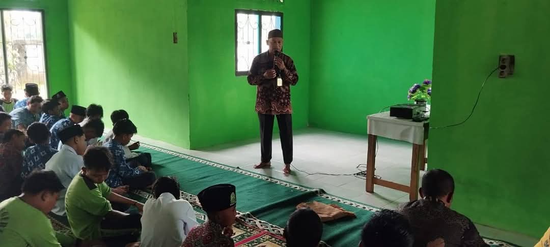 Pemberian Tausiah kepada Siswa MTsN 2 Tebo: Memahami Syarat Sah Sholat sebagai Landasan Ibadah yang Benar