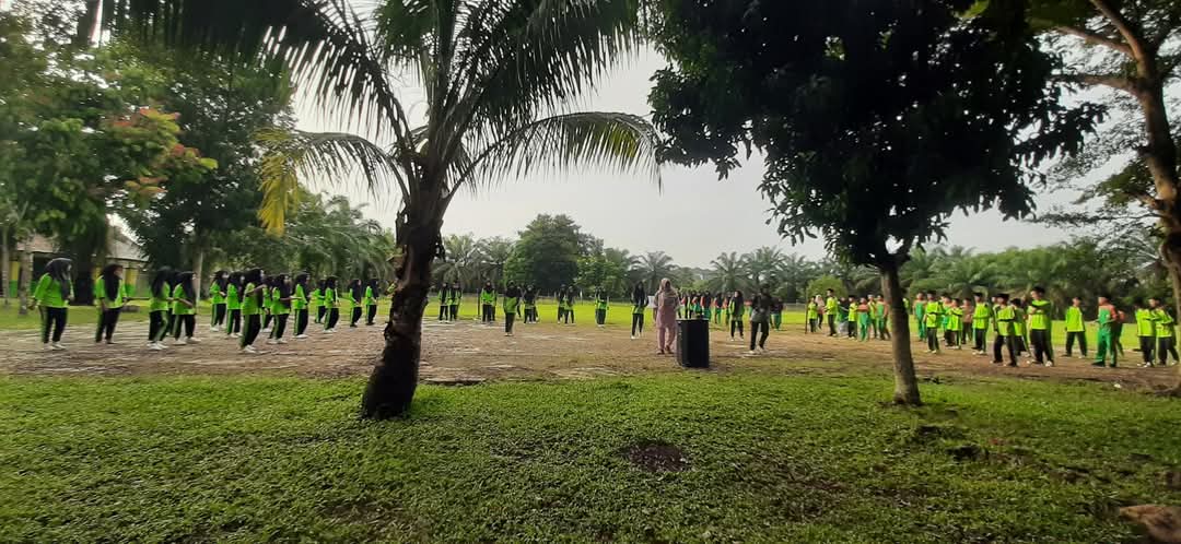 AKHIRI MINGGU DENGAN KESEHATAN: SENAM SEHAT PAGI SABTU DI MTSN 2 TEBO