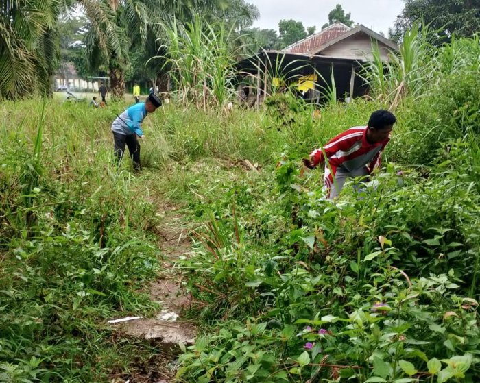 Warga MTs Negeri 2 Tebo Laksanakan Kegiatan Gotong Royong Bersama