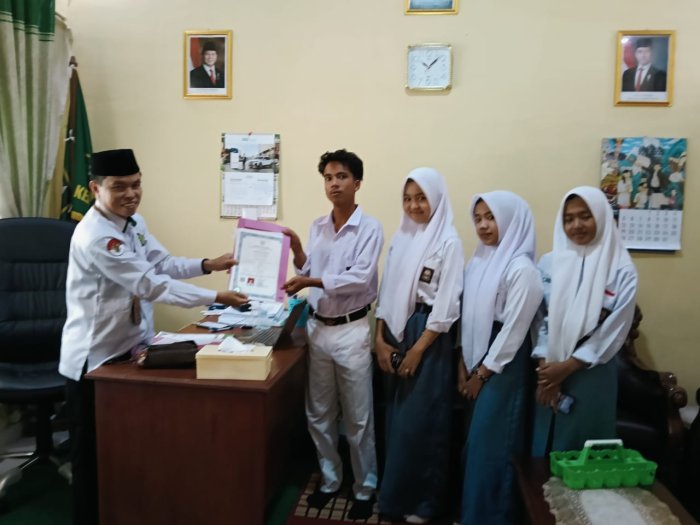 Alumni MTsN 2 Tebo Lakukan Pengambilan Ijazah Tahun Pelajaran 2024/2025