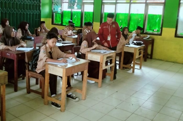 Hari Pertama Ujian Sumatif Akhir Semester Genap Kelas VII dan VIII MTs  Negeri 2 Tebo Berjalan Lancar