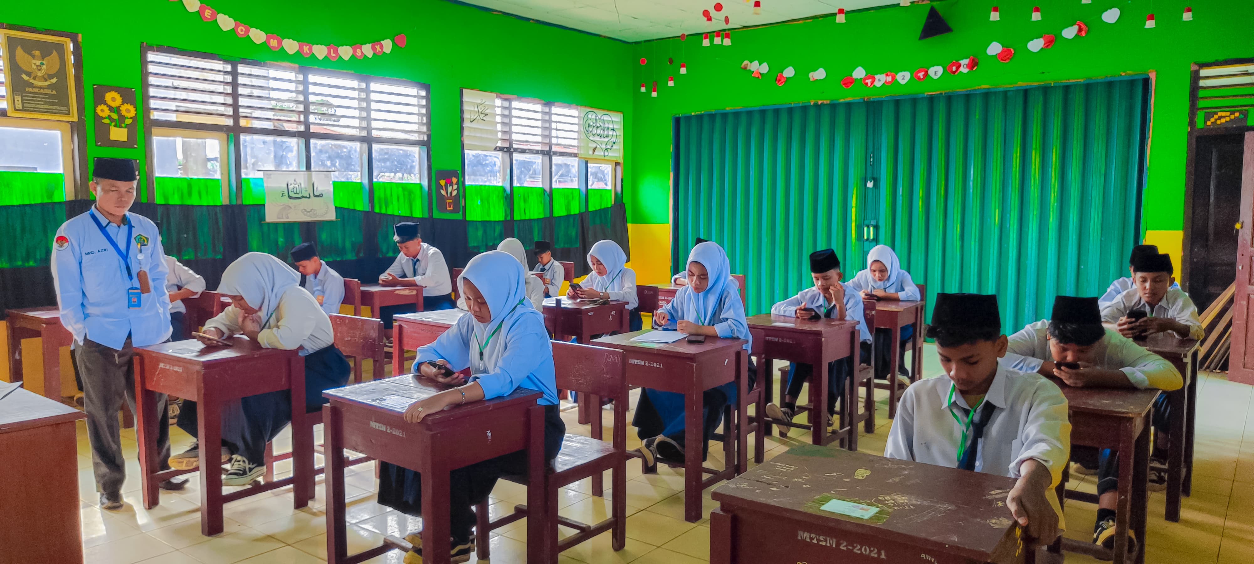 TANTANGAN DIMULAI! SISWA MTSN 2 TEBO HADAPI UJIAN HARI PERTAMA DENGAN SEMANGAT