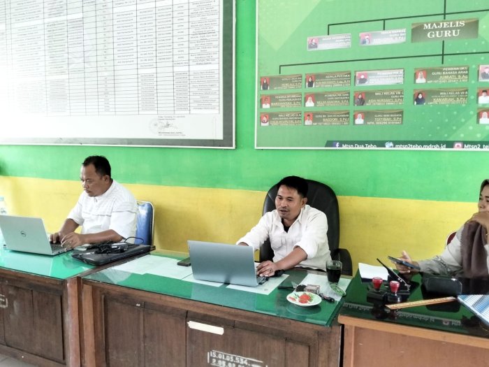 Bendahara dan Operator MTs  Negeri 2 Tebo Konsultasikan Masalah Aplikasi MyInterest dengan KPPN Muara Bungo secara Online