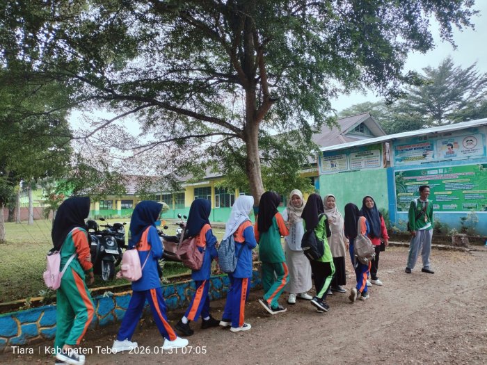 Pembiasaan Pagi di MTs  Negeri 2 Tebo Terus Berjalan, Guru Sambut Siswa di Gerbang Sekolah