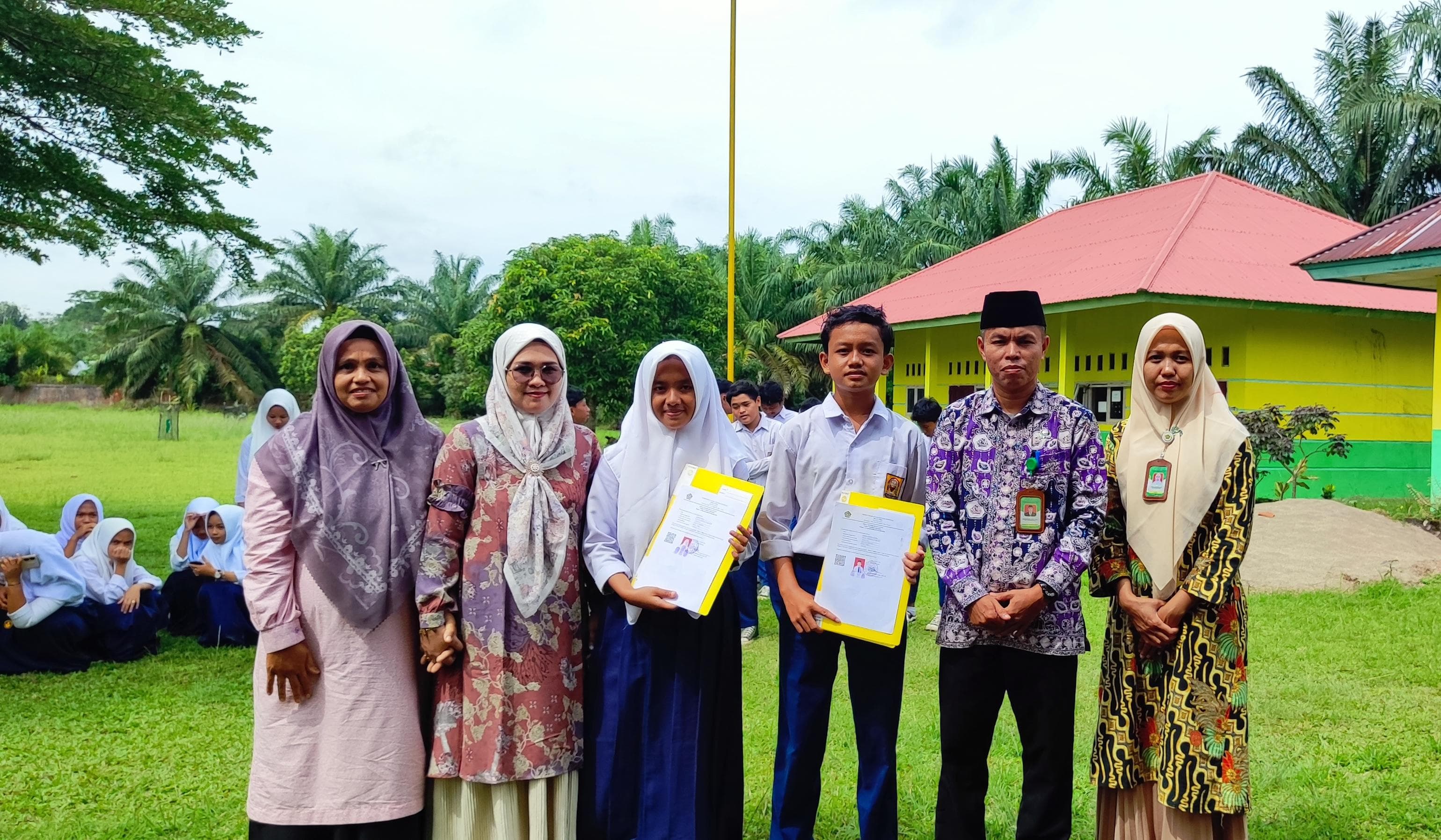 PENYERAHAN SKL DAN RAPOR KELAS IX DI MTSN 2 TEBO, SIMBOL AKHIR PERJALANAN TIGA TAHUN