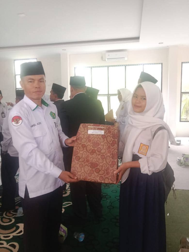 PRESTASI MEMBANGGAKAN! MTSN 2 TEBO TERIMA PENGHARGAAN LOMBA SYARHIL QURAN DARI KEMENTERIAN AGAMA TEBO