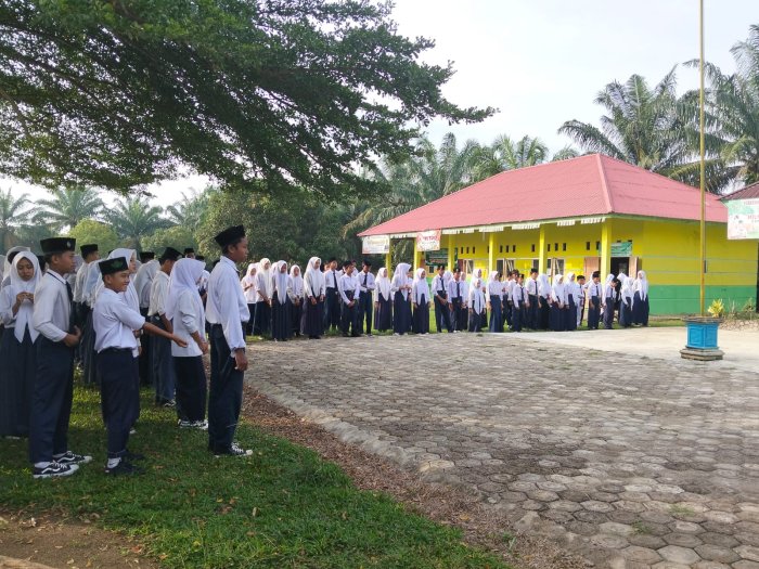 Apel Kedisiplinan Pagi Seluruh Siswa dan PTK MTs  Negeri 2 Tebo