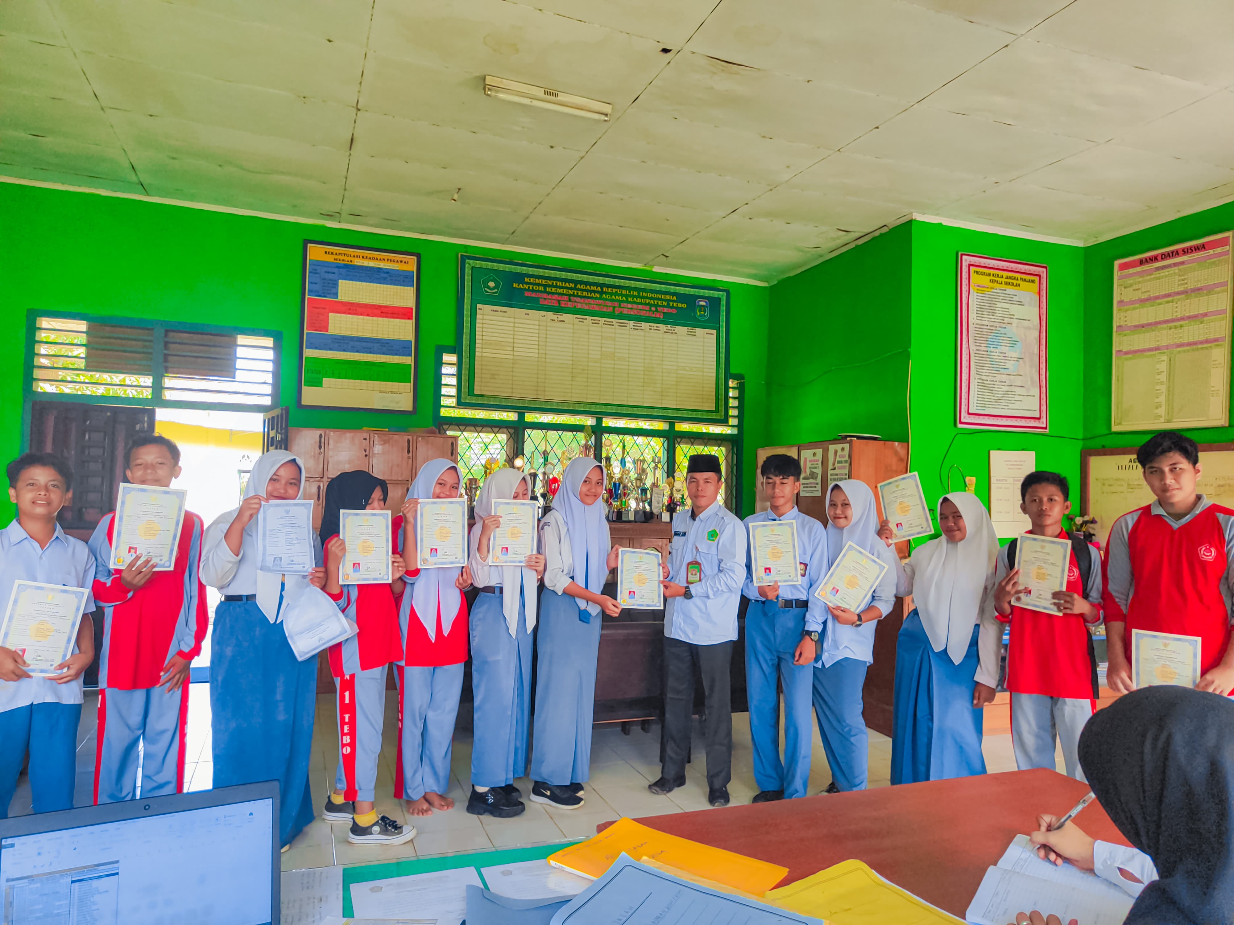 PENYERAHAN IJAZAH ALUMNI MTsN 2 TEBO TAHUN PELAJARAN 2023-2024