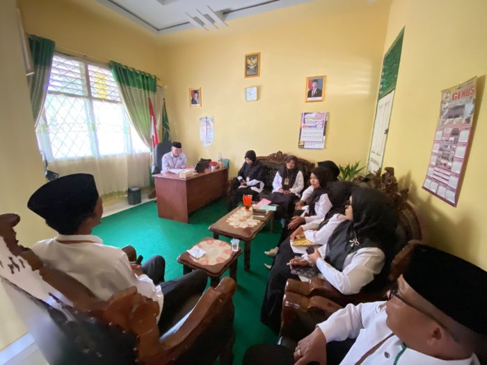 Rapat Koordinasi Wali Kelas Bersama Kepala MTs Negeri 2 Tebo Rapat Koordinasi Wali Kelas Bersama Kepala MTs Negeri 2 Tebo