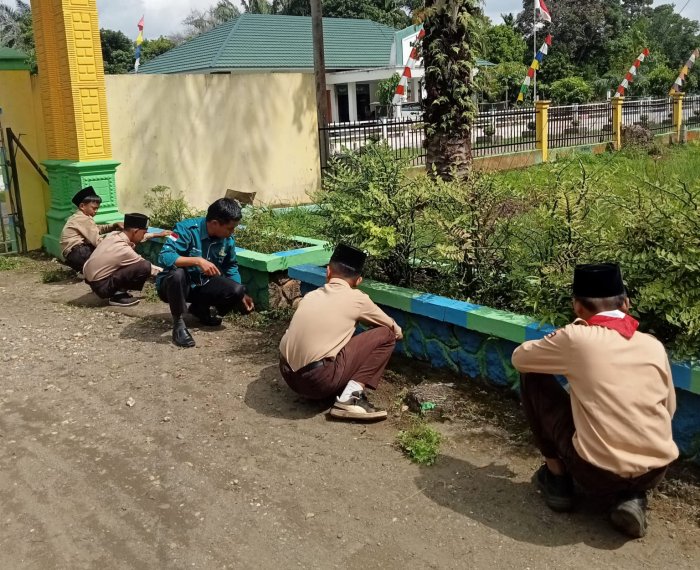 Kepala MTs  Negeri 2 Tebo Ajak Siswa Bersih-Bersih Lingkungan Sekolah
