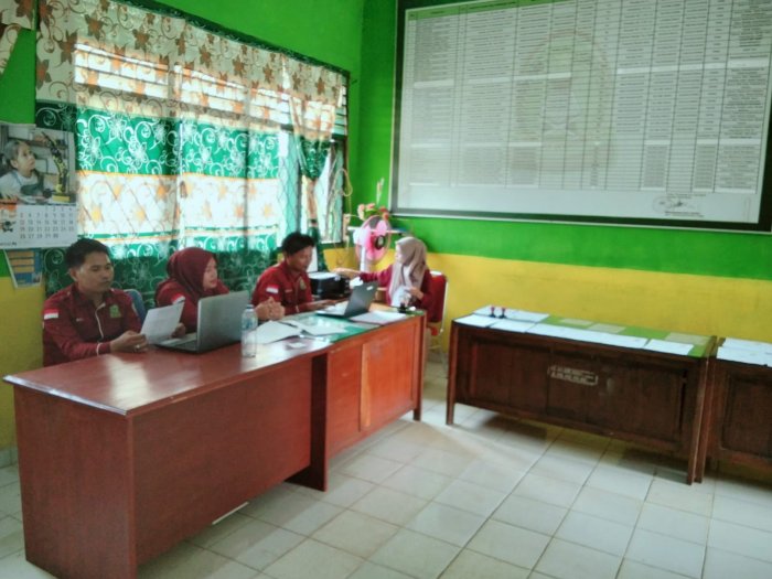 Operator dan Staf Tata Usaha MTs  Negeri 2 Tebo Laksanakan Pengunggahan Bahan Gaji dan Tunjangan PTK