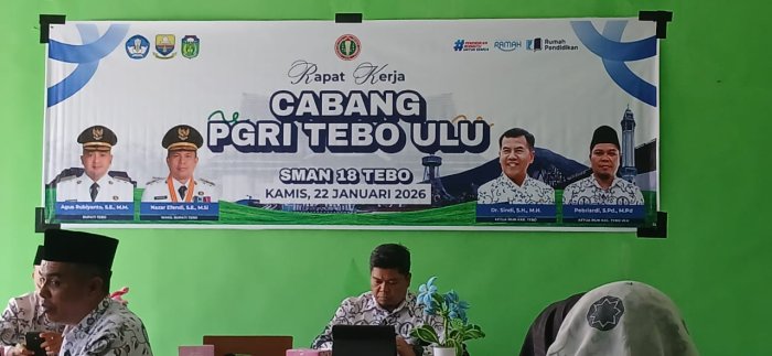 Guru MTs Negeri 2 Tebo Mengikuti Rapat PGRI di SMA Negeri 18 Tebo