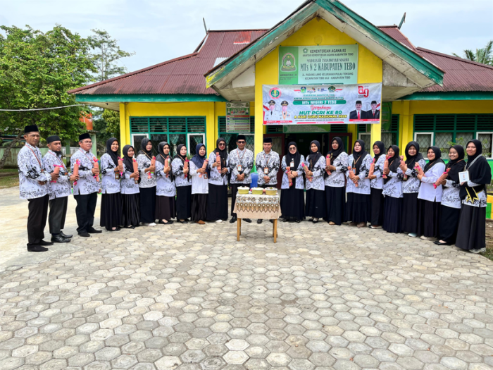 Semesta yang Dirawat dengan Cinta—HGN 2025 Hadirkan Kehangatan di MTsN 2 Tebo