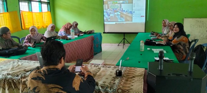 Menuju Madrasah Hebat: PTK MTsN 2 Tebo Antusias Ikuti Zoom Pembinaan Kanwil Provinsi Jambi