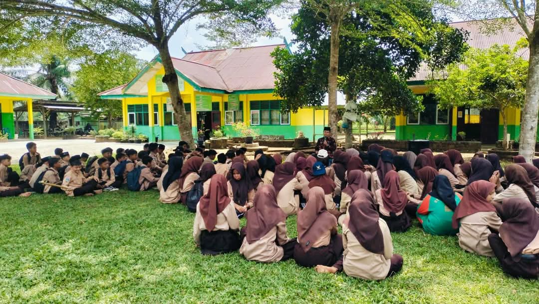AKHIRI HARI BELAJAR DENGAN SEMANGAT, KEPALA MTSN 2 TEBO BERI PEMBINAAN OUTDOOR UNTUK SISWA