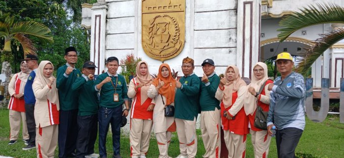 Semarakkan HAB Kemenag RI ke 80, Kepala MTsN 2 ikuti Jalan Sehat di Kemenag Tebo