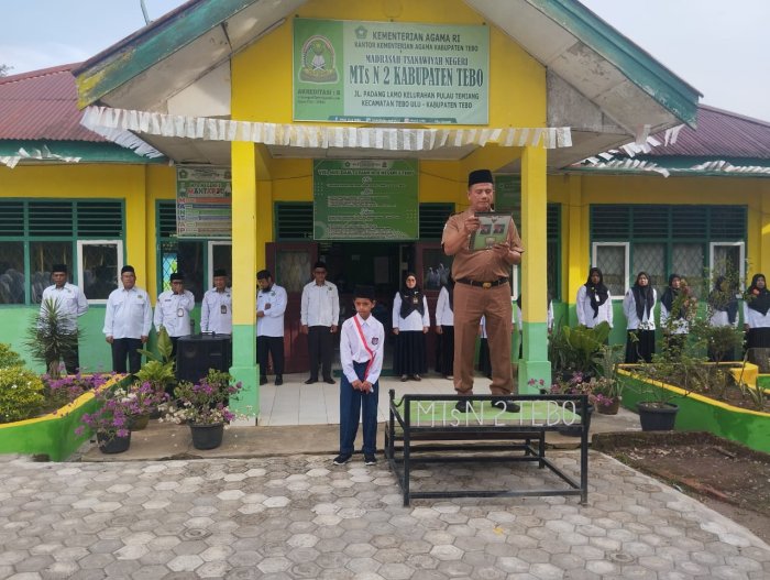 Sinergi Pendidikan dan Kesehatan: Kepala Puskesmas Pulau Temiang Pimpin Upacara di MTsN 2 Tebo
