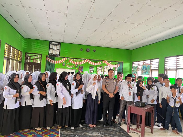 Kapolsek Tebo Ulu Sosialisasikan Bahaya Narkoba di MTs Negeri 2 Tebo