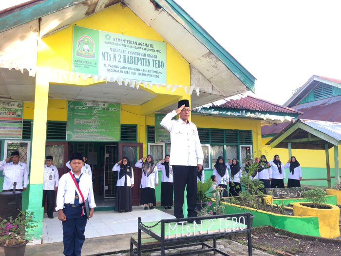 Sinergi Pendidikan dan Keagamaan: Kepala KUA Tebo Ulu Pimpin Upacara di MTsN 2 Tebo