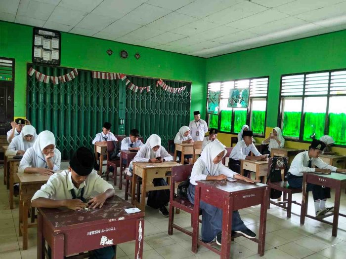 Hari Pertama Ujian Akhir di MTs  Negeri 2 Tebo Berjalan Tertib dan Lancar