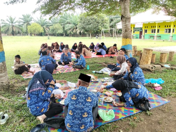 Suasana Kebersamaan Warnai Kegiatan Makan Bersama MTs  Negeri 2 Tebo Sambut Bulan Puasa
